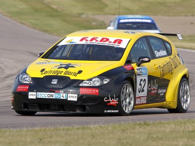 Gordon Shedden. BTCC Rockingham 2009 (&copy; PSP Images)